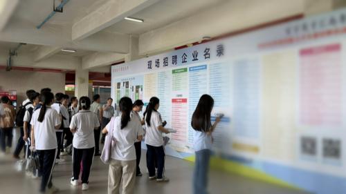 龙头企业高薪揽才 广东高技能人才招聘会释放1.5万岗位