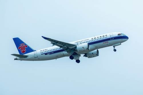 南航C919执行首次深度定检 近500份工卡深度“体检”