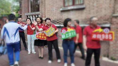 21评论︱大学录取通知书不是攀比奢华的招生广告