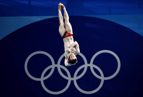 跳水奥运冠军谢思場现身粤BA 现场为广州队打call