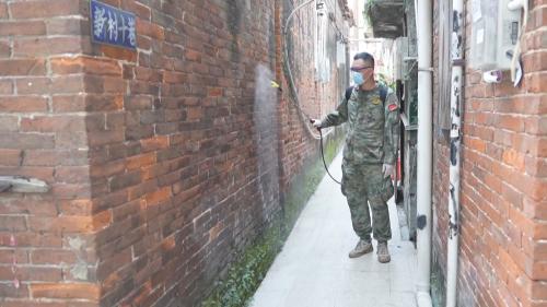 佛山：300多名子弟兵集结 深入社区开展消杀