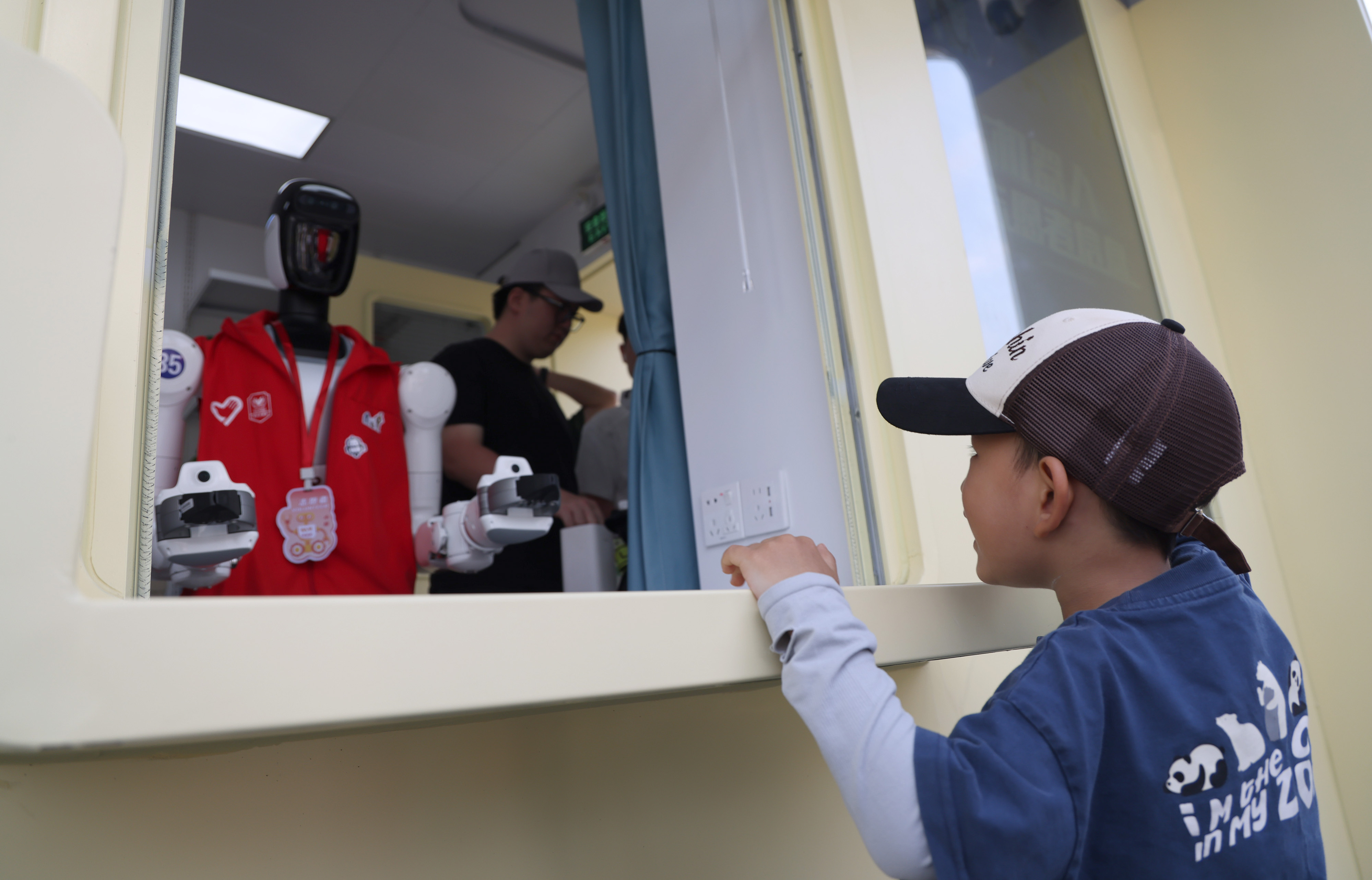 丨“赛博志愿者”上岗！全国首个机器人志愿服务站在前海启用(图3)