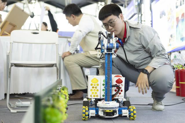 爆款围观！“粤字号”机器人在全国技能大赛上展示绝活