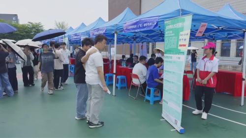 毕业求职季开启 教育专家建议“先就业 再择业”
