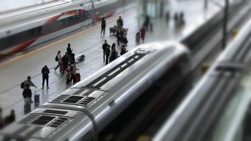 返程高峰叠加开学季 铁路护航学生返校