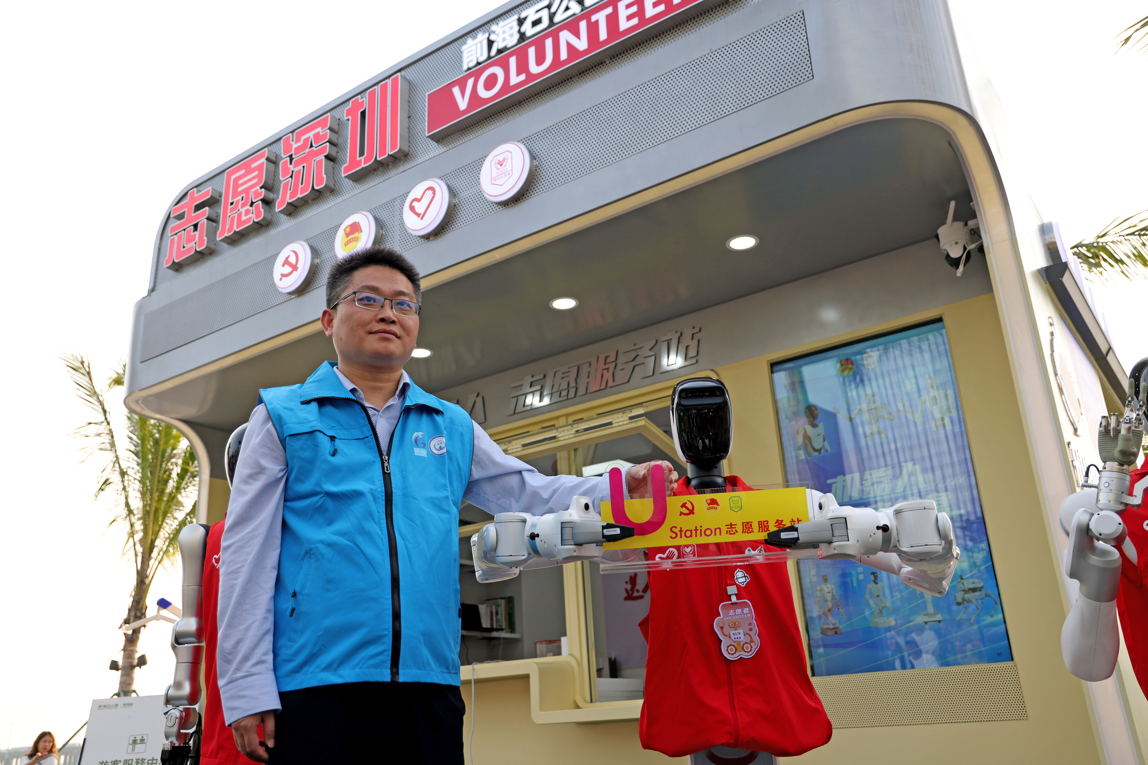 丨“赛博志愿者”上岗！全国首个机器人志愿服务站在前海启用(图2)