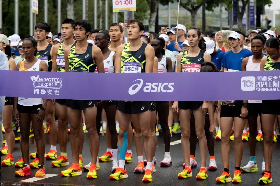 330亿低调跑鞋卖爆中国bsport体育一年吸金(图4)