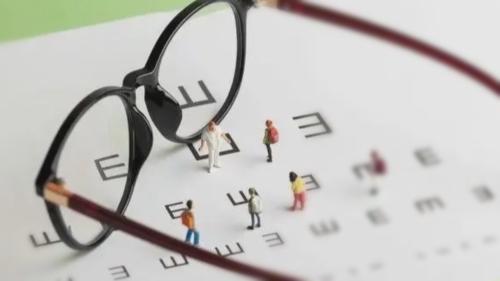 花2.6万元矫正视力4年，孩子近视度数不降反涨300度