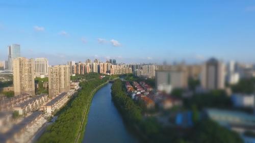 多位民建界别全国政协委员建言：扩大服务消费，完善文化供给
