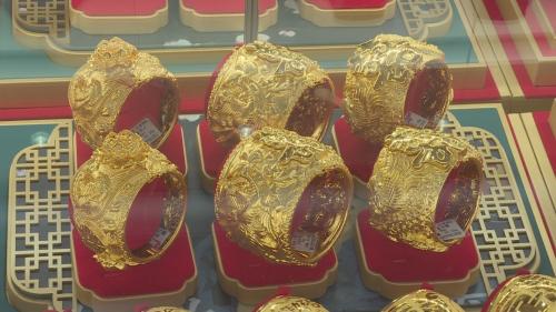 金饰克价一夜跌破1350元，老庙老凤祥周大福集体下跌