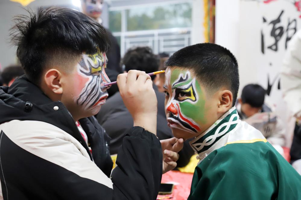 非遗英歌正燃：从古老鼓点到时代强音(图2)