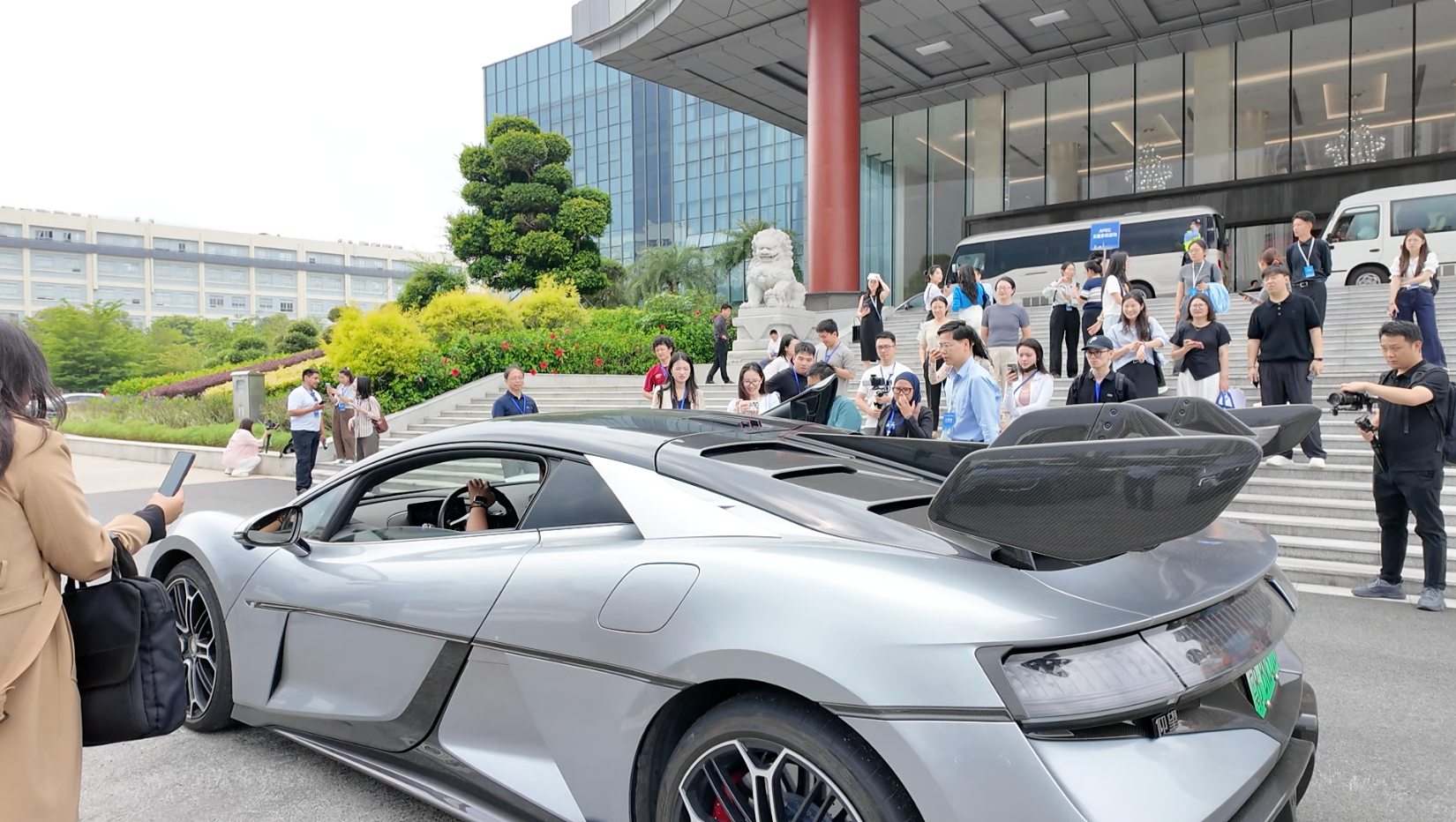 外媒记者“狂飙”电车，油价攀升新能源全球走俏