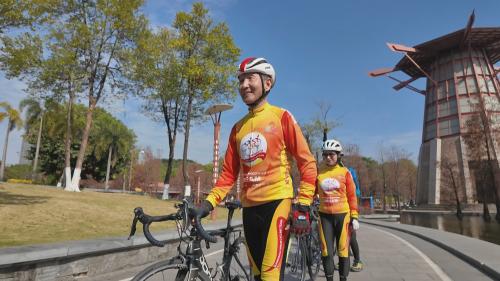 八旬领队郭道宁 以热爱诠释骑行银发精神