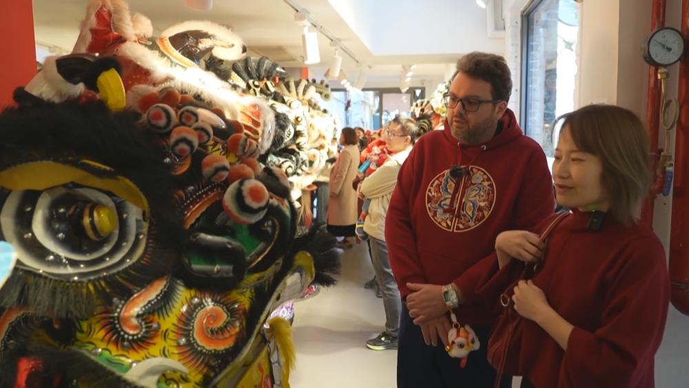 外国游客扎堆来华过春节，广东接住“泼天流量”