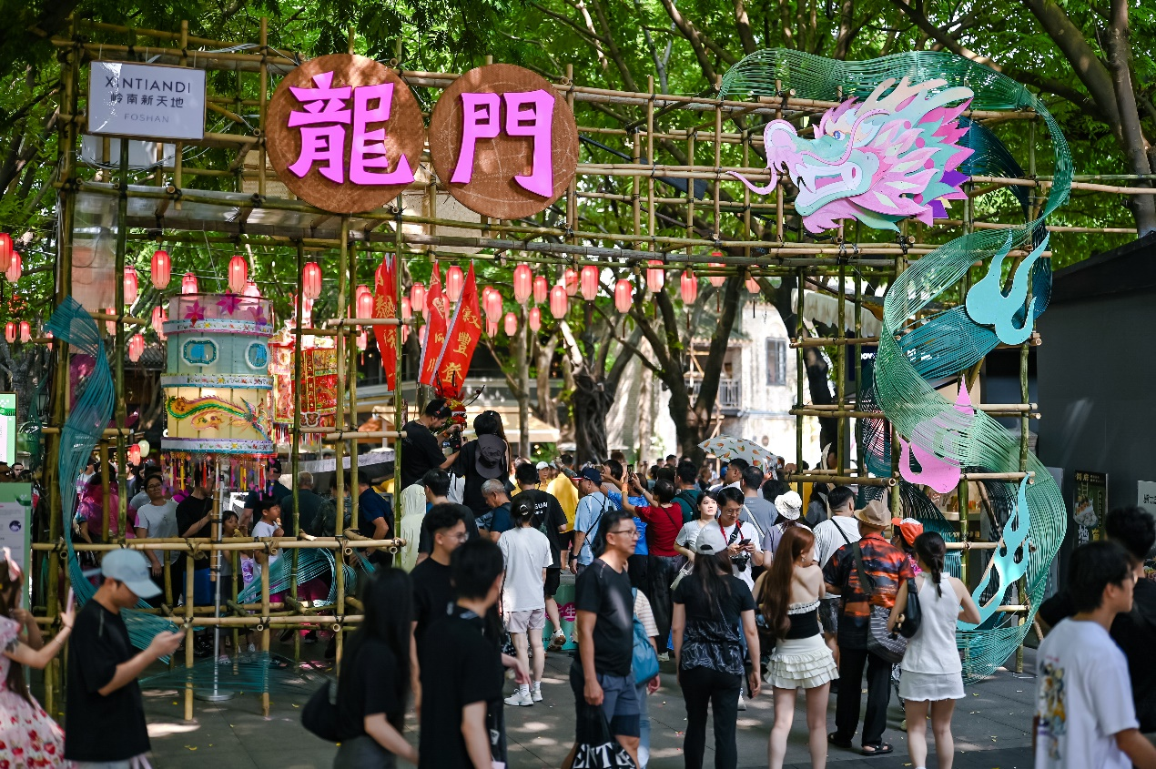 这个端午有得玩！传统龙船从河涌“游”入佛山市中心