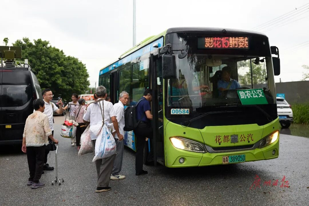 一群老人挑着菜筐挤早高峰，广州这趟公交却选择“绕路”……