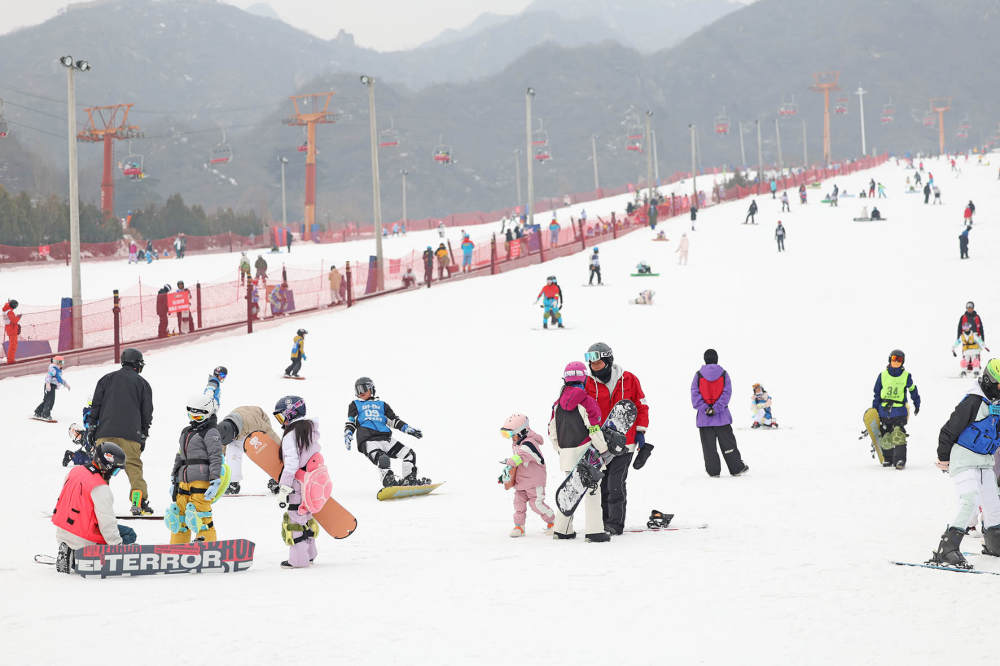 冰雪产业驶入快车道 “点燃”万亿冰雪经济