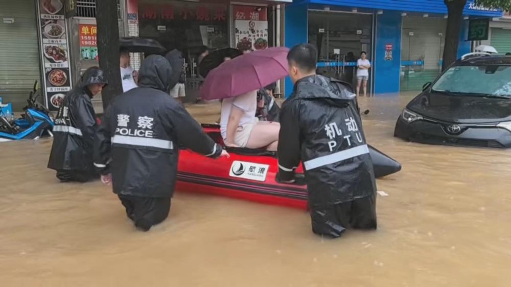 台风“美莎克”致广西沿海城区内涝 冲锋舟穿行积水楼栋转移群众