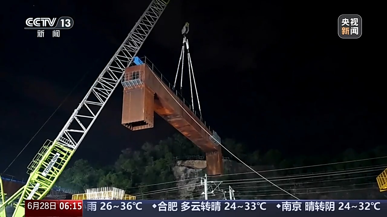 新进展+1 跨厦深铁路特大桥门式墩钢盖梁吊装完成