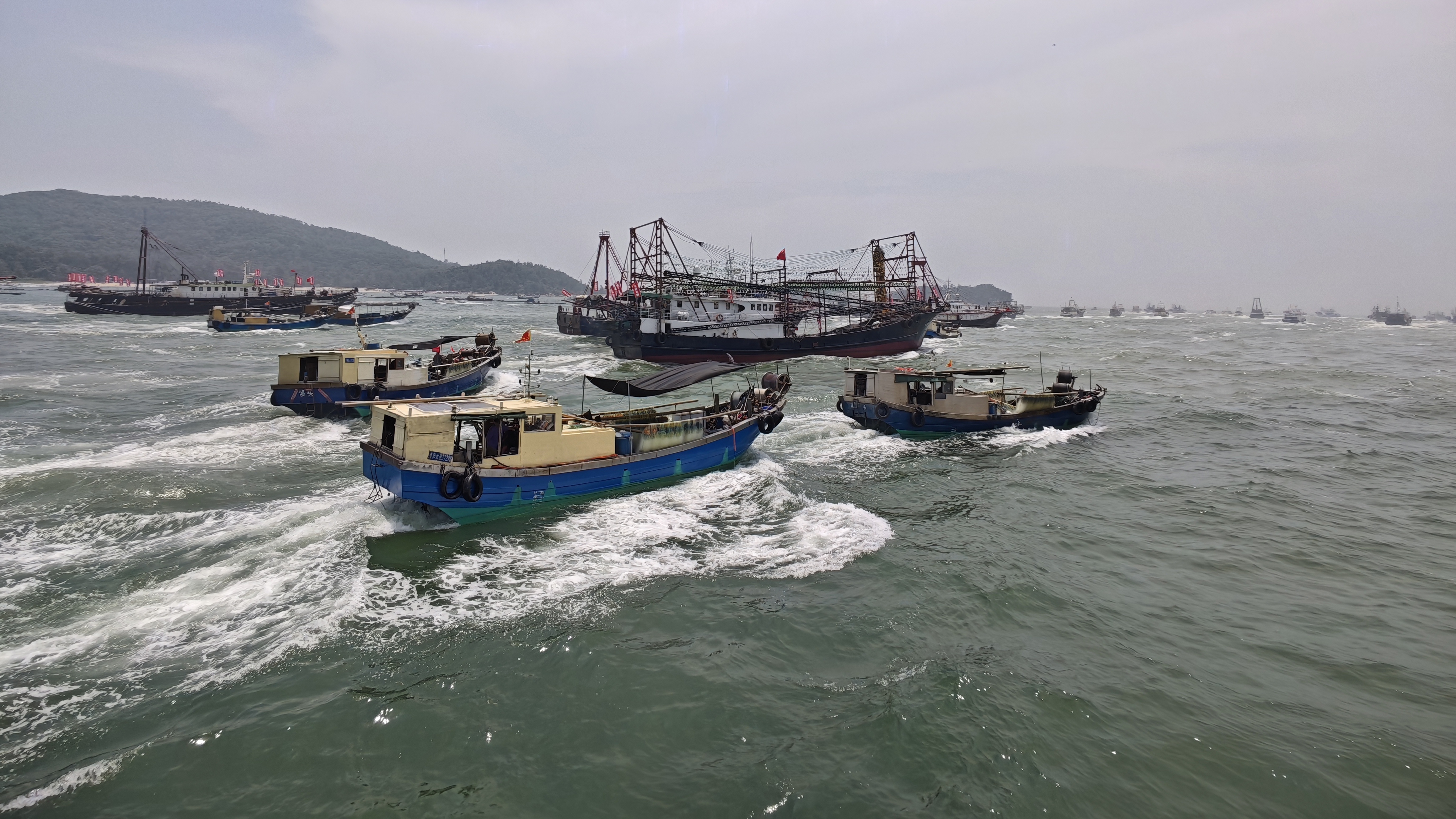 海上视角看千帆齐发 感受广东阳江开渔盛景