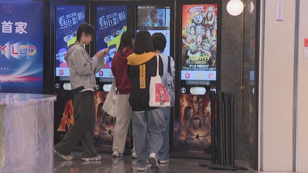 春节档电影含“粤”量拉满：票房登顶、粤片领跑，跨界消费狂飙