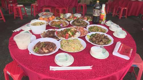 食过龙船饭 全年唔使烦 街坊担遮食饭风雨无阻